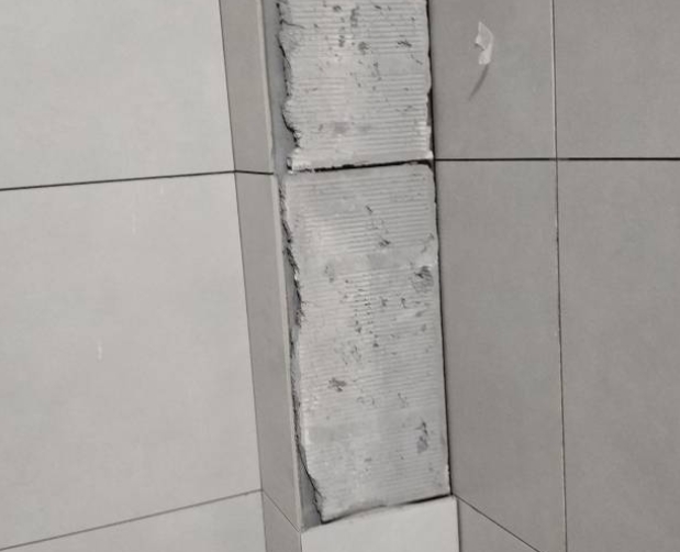 易县瓷砖空鼓维修公司分享下瓷砖施工前基层浇水润湿程度不足，可能导致以下问题