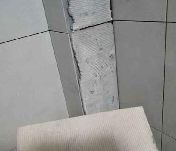 易县瓷砖空鼓维修公司分享下厨房瓷砖脱落的补救措施。